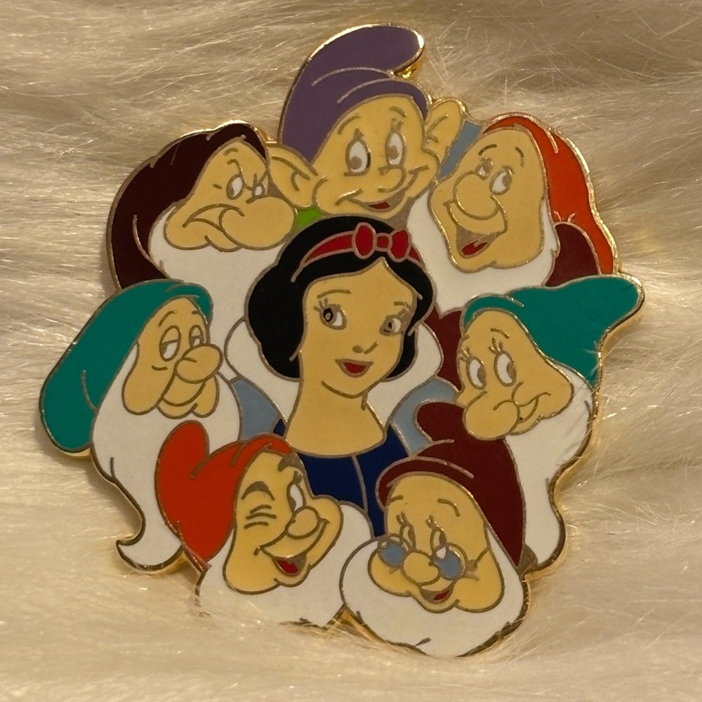 Disney Snow White and the Seven Dwarfs 2004 Trading Pin